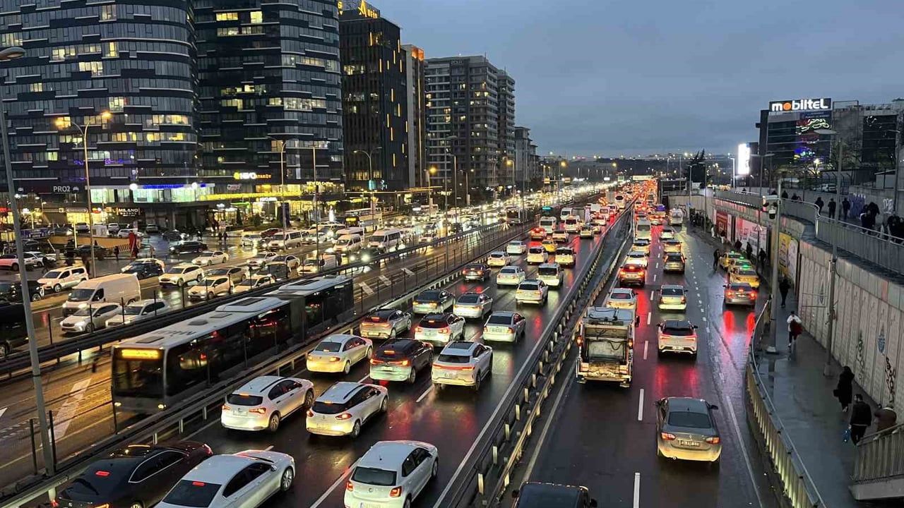 İstanbul’da iş çıkışı trafiği yağışla ağırlaştı: Yoğunluk yüzde 87'ye ulaştı