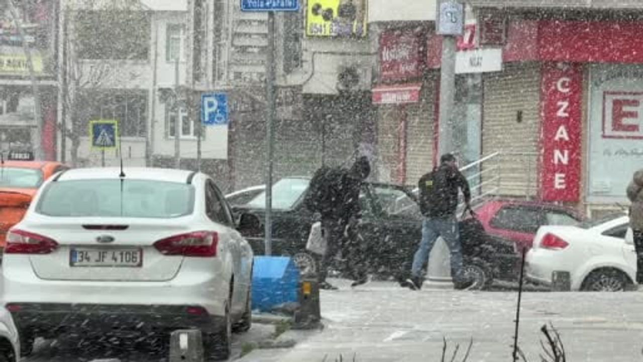 İstanbul'da kar etkili: Arnavutköy beyaza büründü