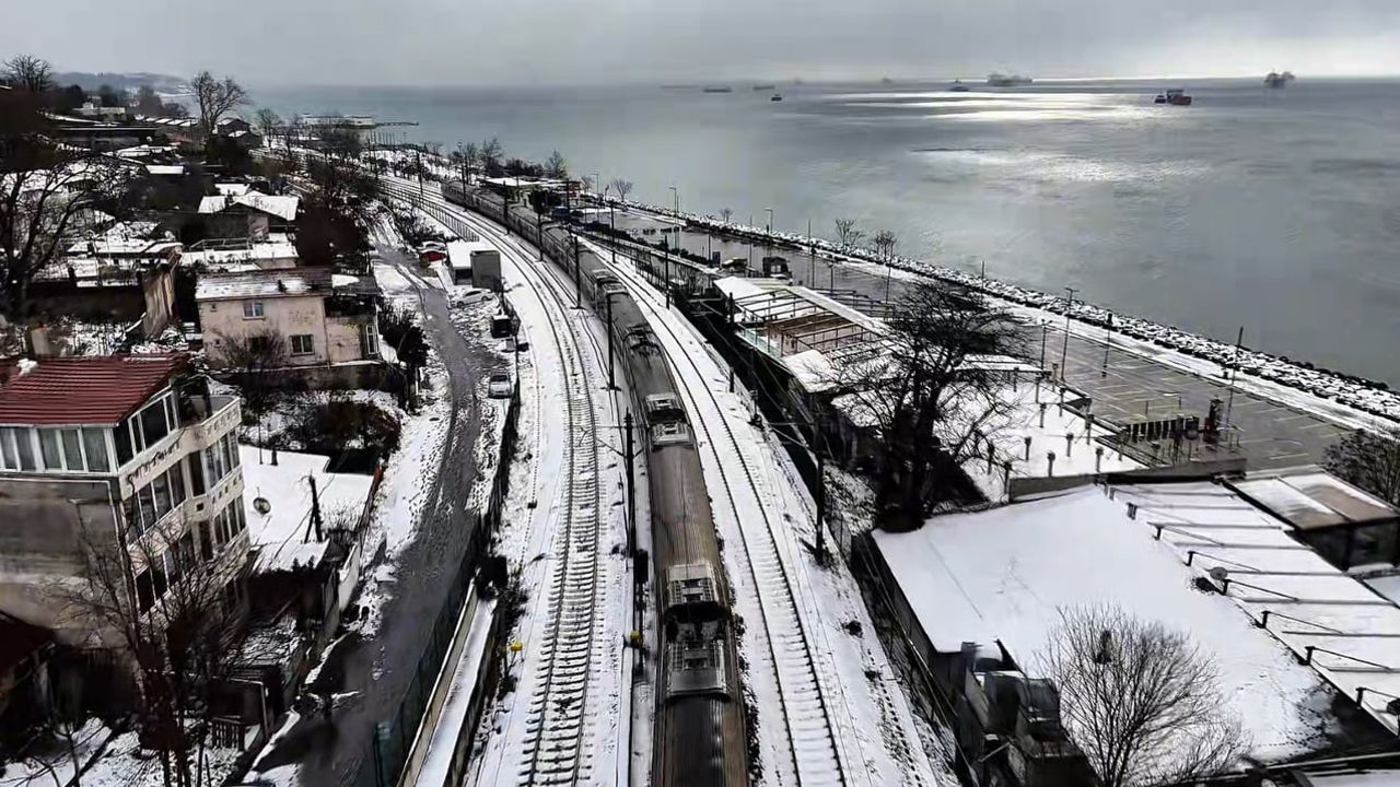 İstanbul'da Kar Manzarası: Küçükçekmece Menekşe Sahili ve Marmaray Güzergahı Havadan Görüntülendi