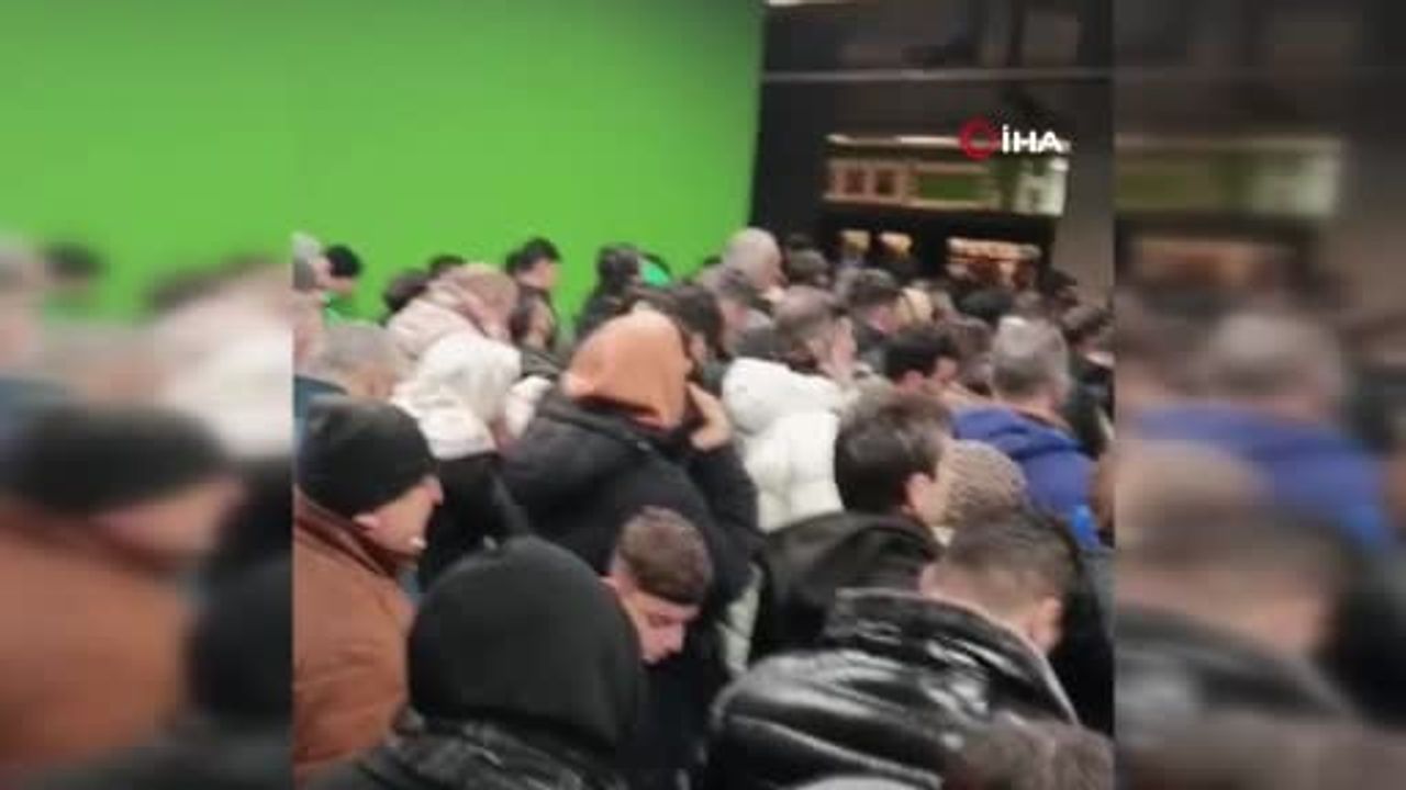 İstanbul'da kar ulaşımı etkiledi: Mahmutbey Metro istasyonunda yoğun bekleyiş