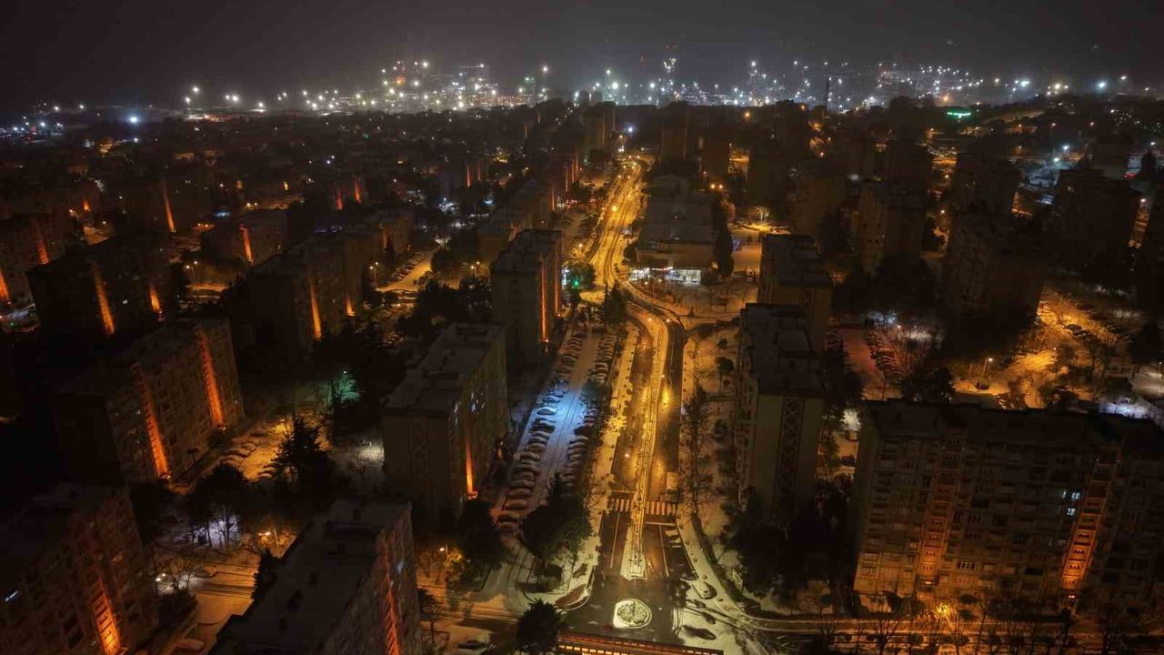 İstanbul'da kar yağışı Beylikdüzü'nde drone ile havadan görüntülendi