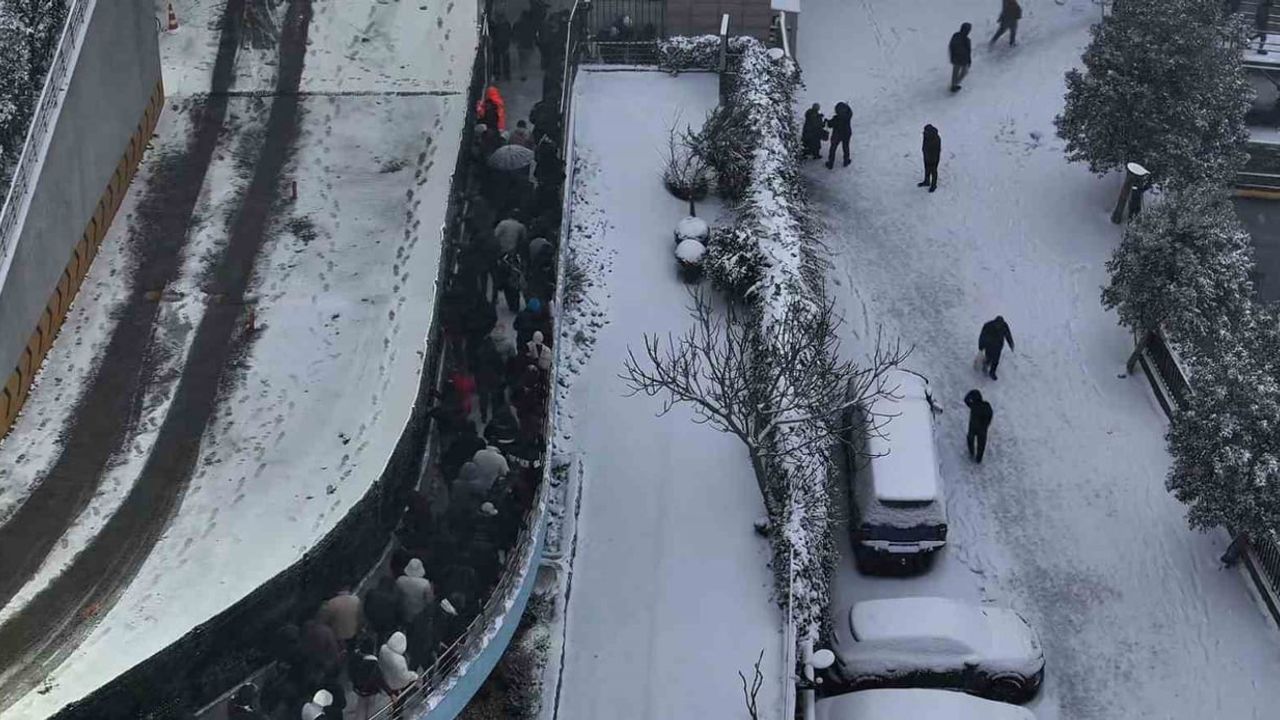İstanbul'da Kar Yağışı: Karlı Yollarda Yürümekte Zorluk Çeken Vatandaşlar