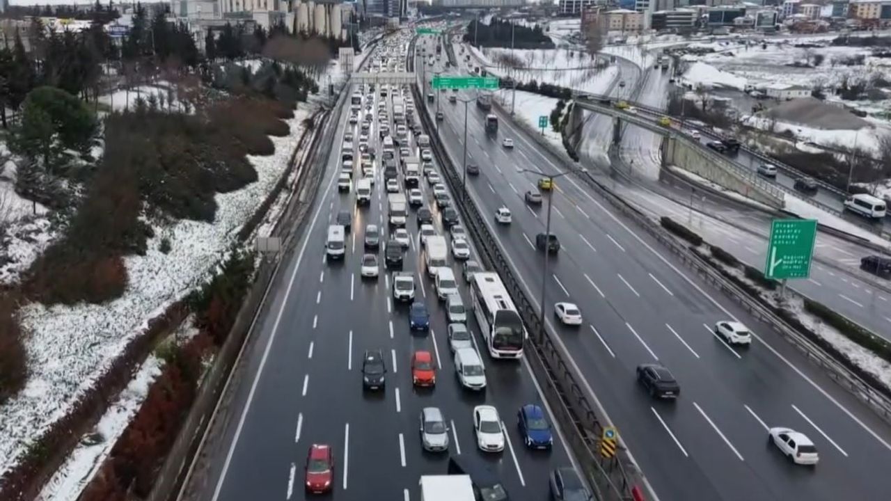 İstanbul'da Kar Yağışı Trafiği Etkiledi: TEM Otoyolu Mahmutbey Gişeleri Havadan Görüntülendi