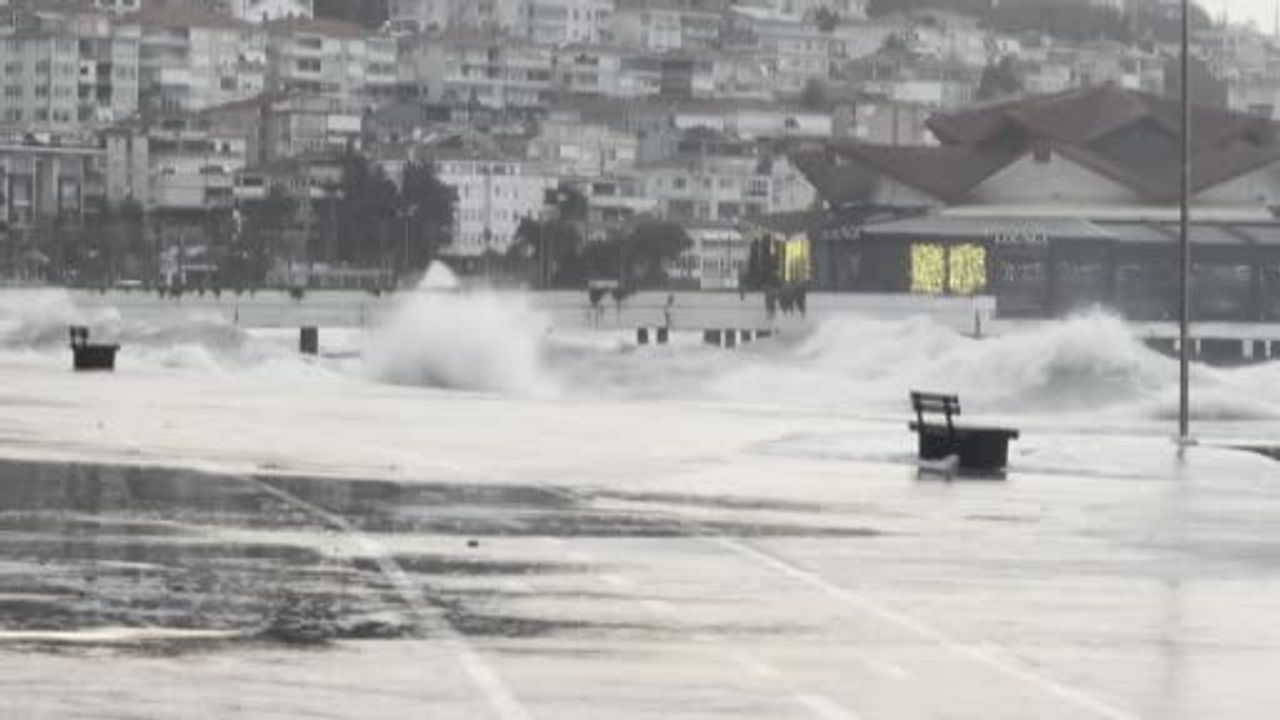 İstanbul'da lodos etkili: Büyükçekmece ve Silivri sahillerinde dev dalgalar