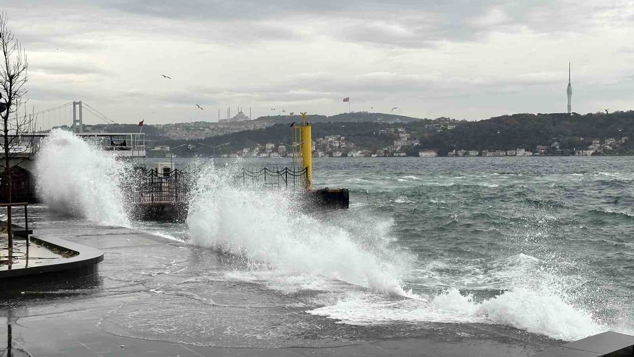 İstanbul'da lodos etkisi: Sahil şeridinde dev dalgalar oluştu