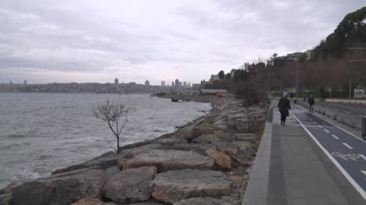 İstanbul’da lodos etkisi sürüyor: Üsküdar’da dev dalgalar, deniz seferlerinde aksama