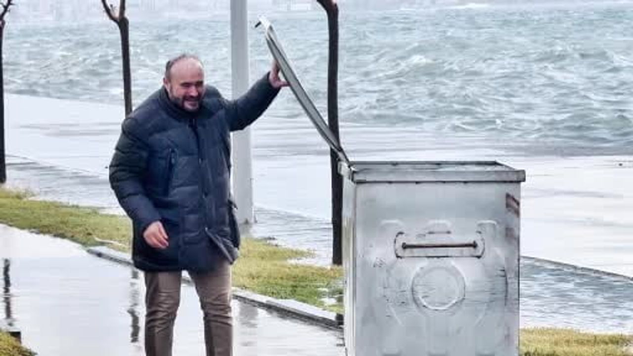 İstanbul'da lodos ve fırtına sahil hattında dev dalgalara neden oldu