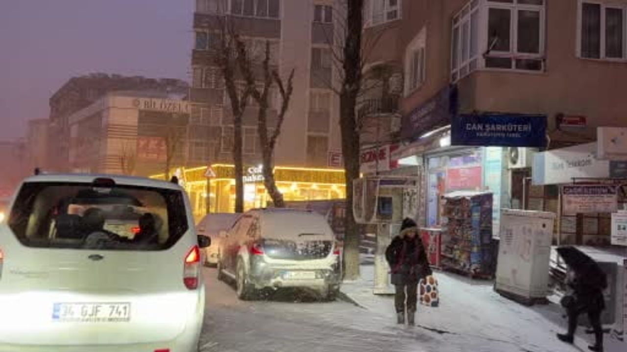 İstanbul'da Sabah Kar Etkisini Artırdı: İşe Gidenler Ara Sokaklarda Zorluk Çekti