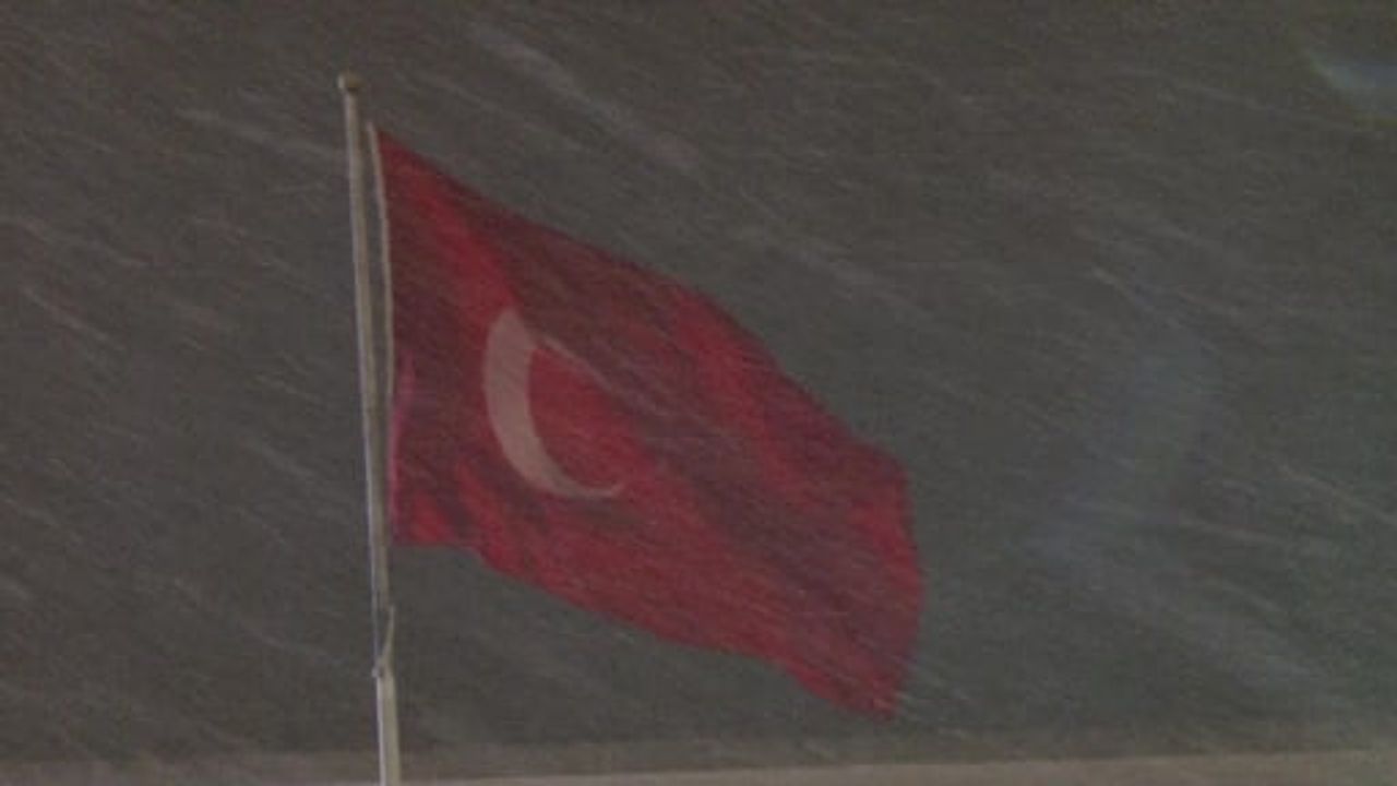 İstanbul’da Sabah Kar Yağışı: Taksim ve İstiklal Caddesi’nde Görüntüler