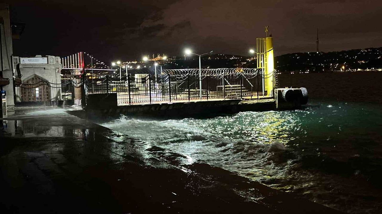 İstanbul'da Sabah Lodosu: Beşiktaş Sahilinde Yüksek Dalgalar