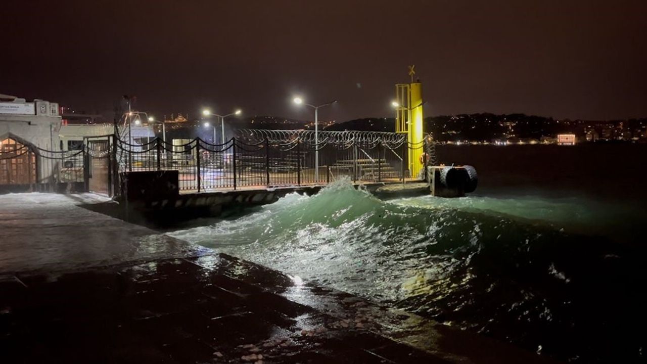 İstanbul'da Sabah Saatlerinde Kuvvetli Rüzgar: Beşiktaş Sahilinde Yüksek Dalgalar Oluştu