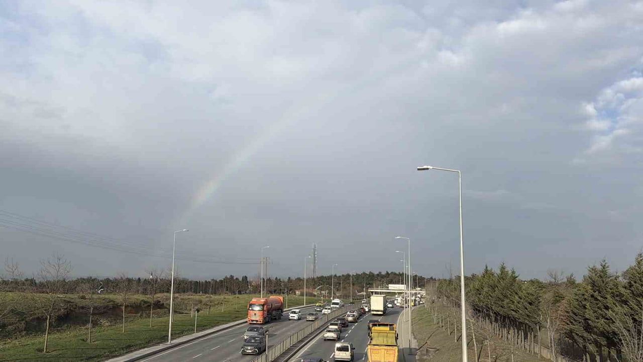 İstanbul’da sabah yağışının ardından gökkuşağı trafikte renkli anlar yaşattı