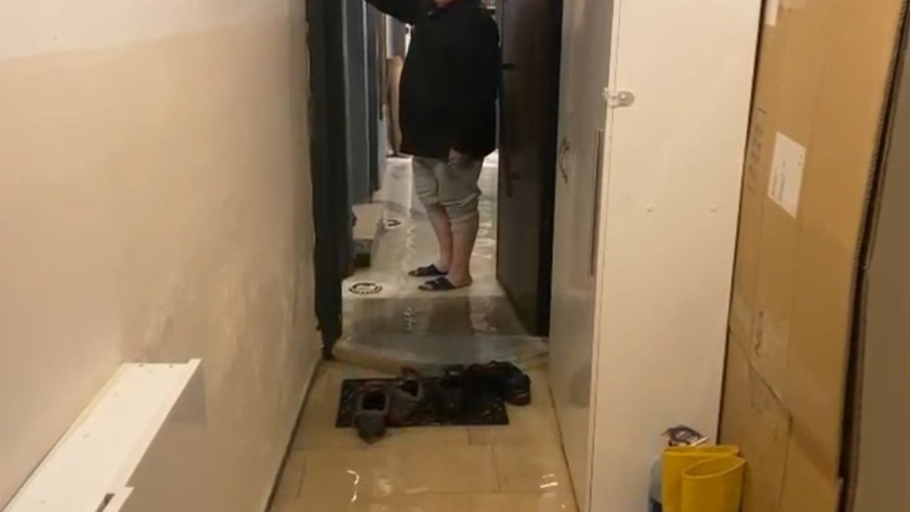 İstanbul'da Sağanak: Arnavutköy'de Ev ve İş Yerlerini Su Bastı, Küçükçekmece'de Sürücüler Zor Anlar Yaşadı