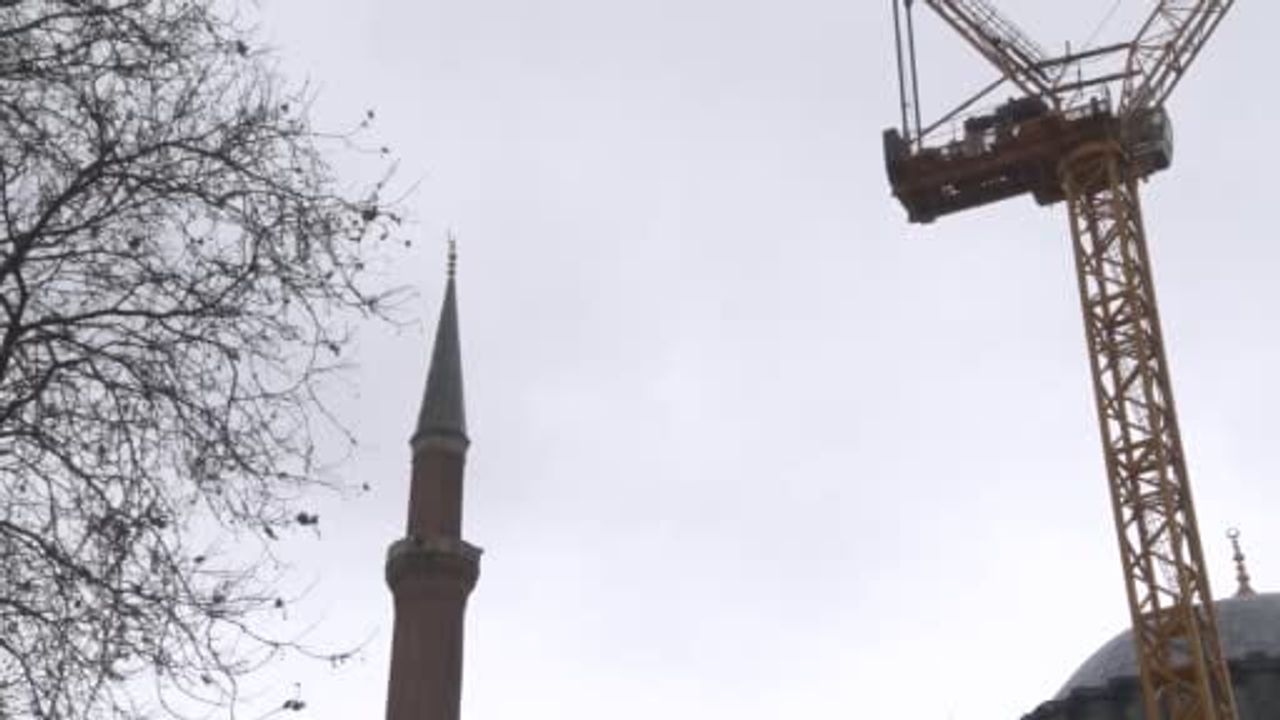 İstanbul'da şiddetli rüzgâr: Ayasofya-i Kebir Cami-i Şerifi'nin Mimar Sinan Minaresi alemi bahçeye düştü