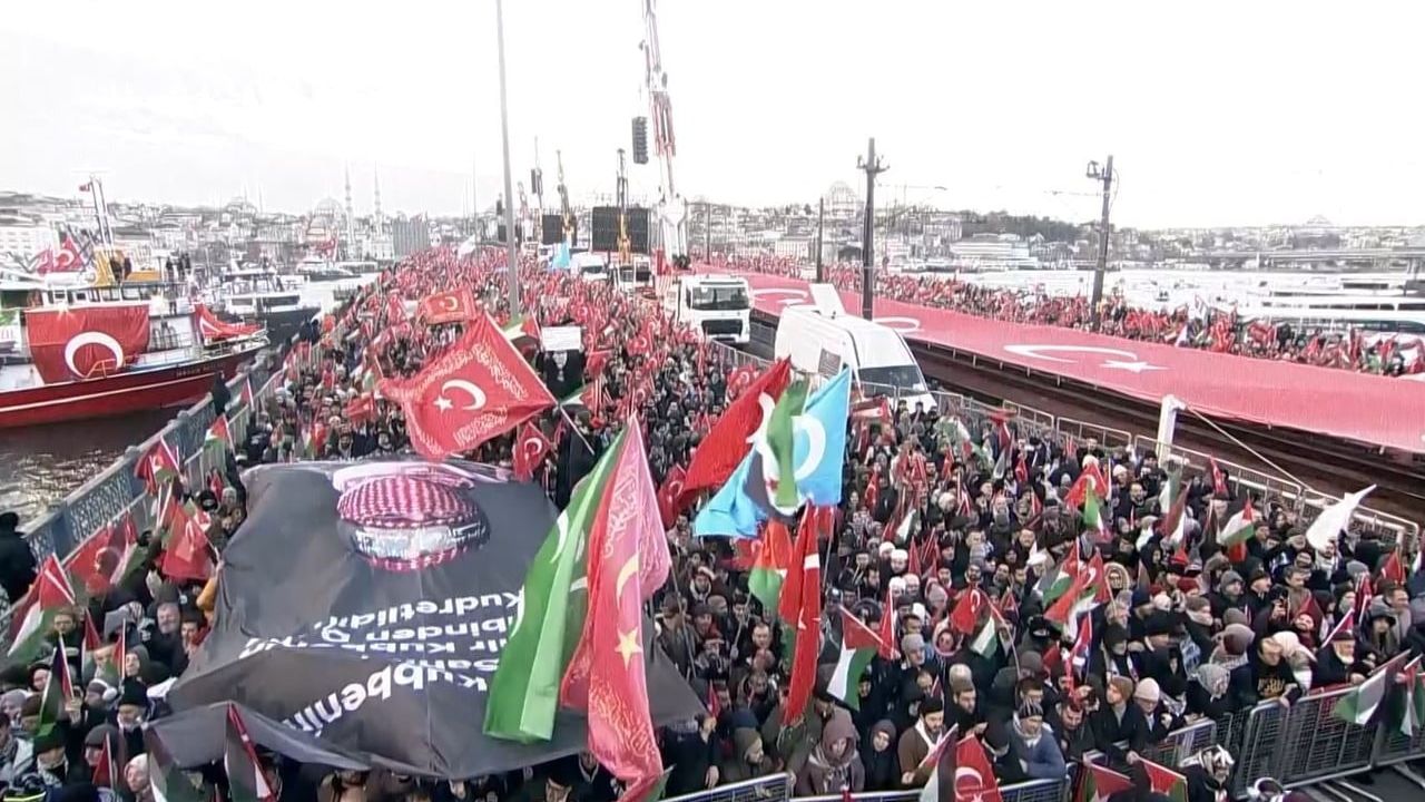 İstanbul'da 'Sinmiyoruz, susmuyoruz Filistin'i unutmuyoruz' yürüyüşü Galata Köprüsü'ne ilerledi