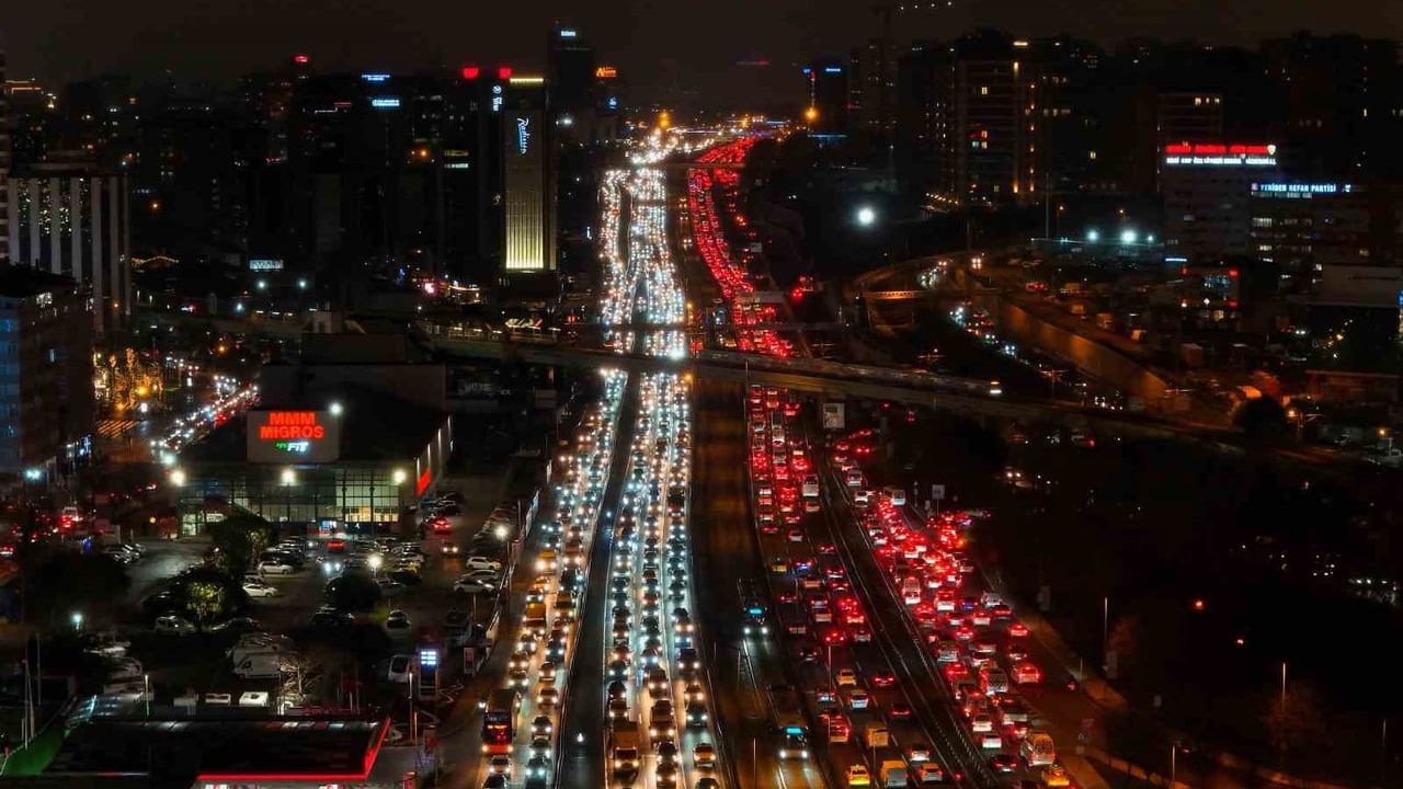İstanbul’da yarıyıl tatili ve yağış akşam trafiğini artırdı: İBB haritası yüzde 90 gösterdi