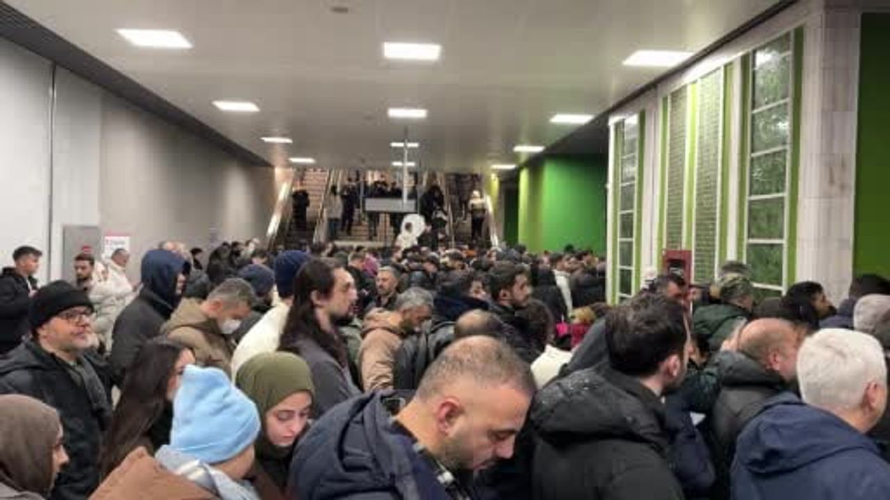 İstanbul’da yoğun kar ulaşımı etkiledi: Mahmutbey Metrosunda bekleyiş
