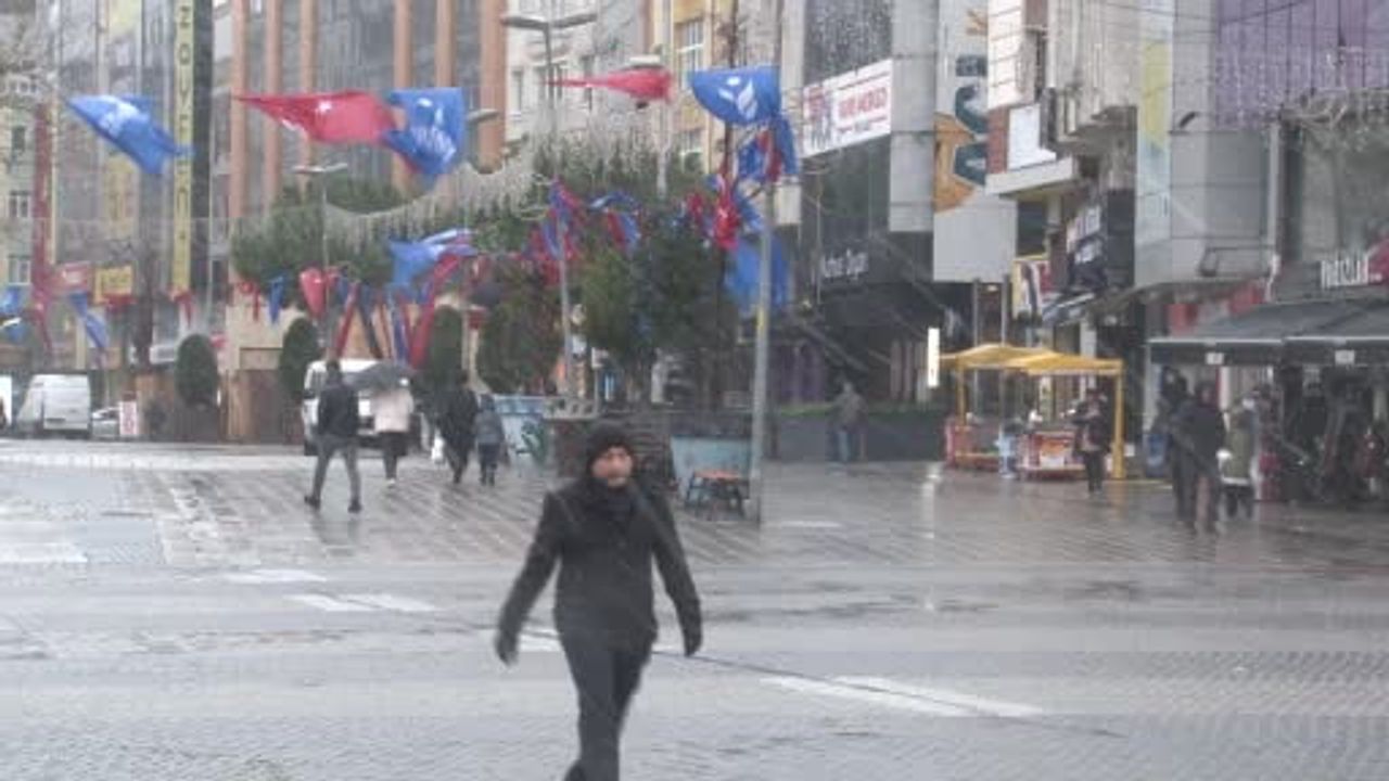 İstanbul Esenler'de kar yağışı aralıklarla etkisini artırıyor
