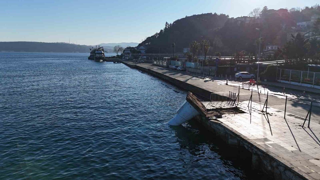 İstanbul Sarıyer'de Lodos, Kireçburnu Sahili'ndeki 10 Metrelik Deniz Fenerini Devirdi