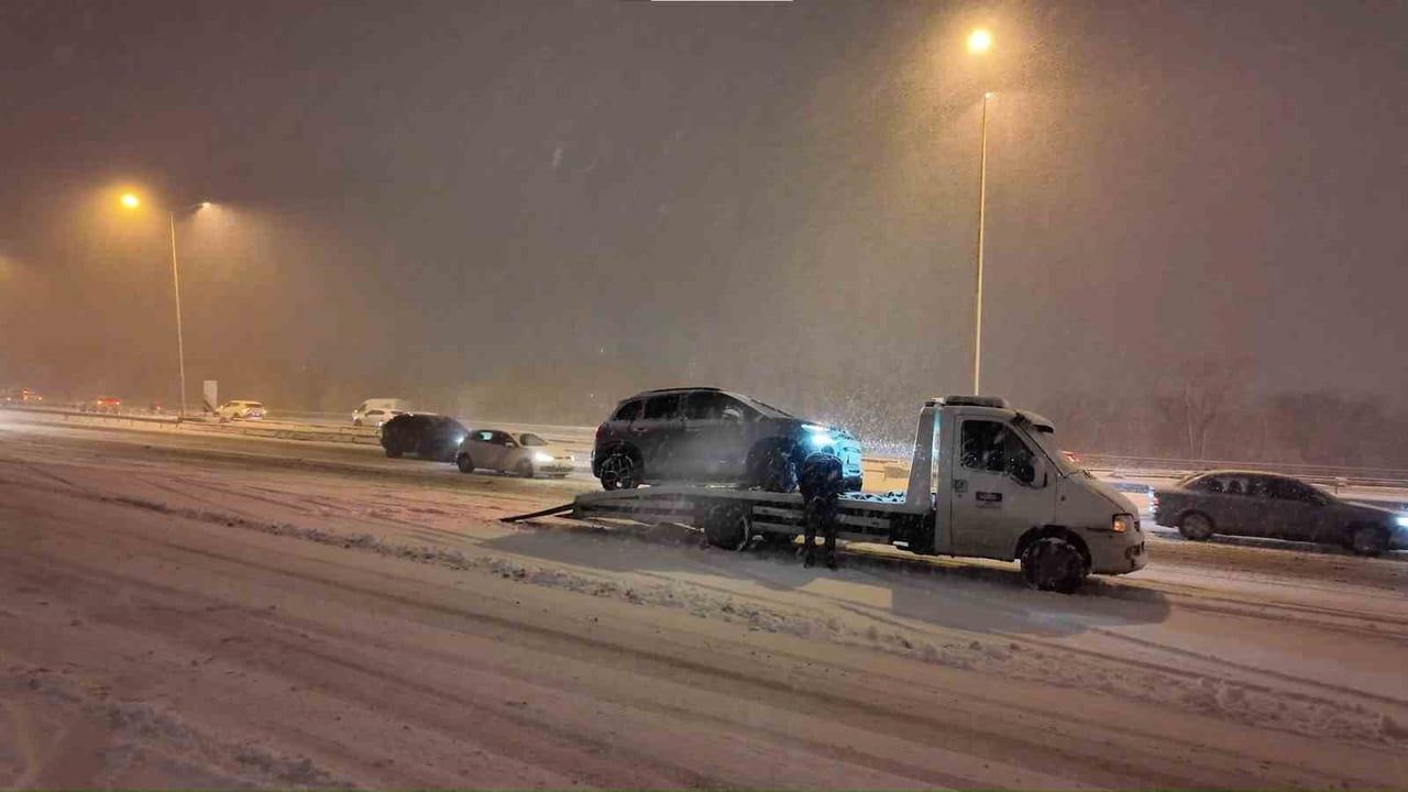 İstanbul'un ilk karı Beykoz Kavacık'ta hayatı etkiledi: İBB'nin kar mesaisi eleştirildi