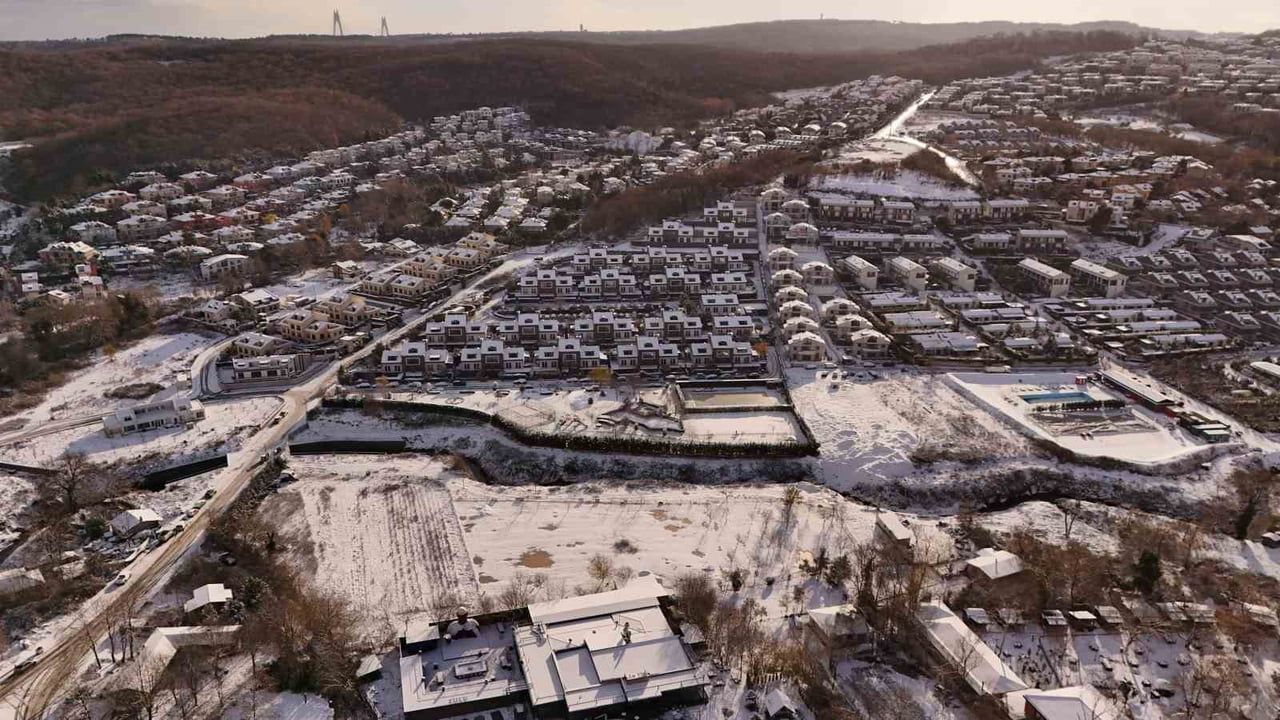 İstanbul'un yüksek kesimleri 1 Ocak sabahı karla beyaza büründü