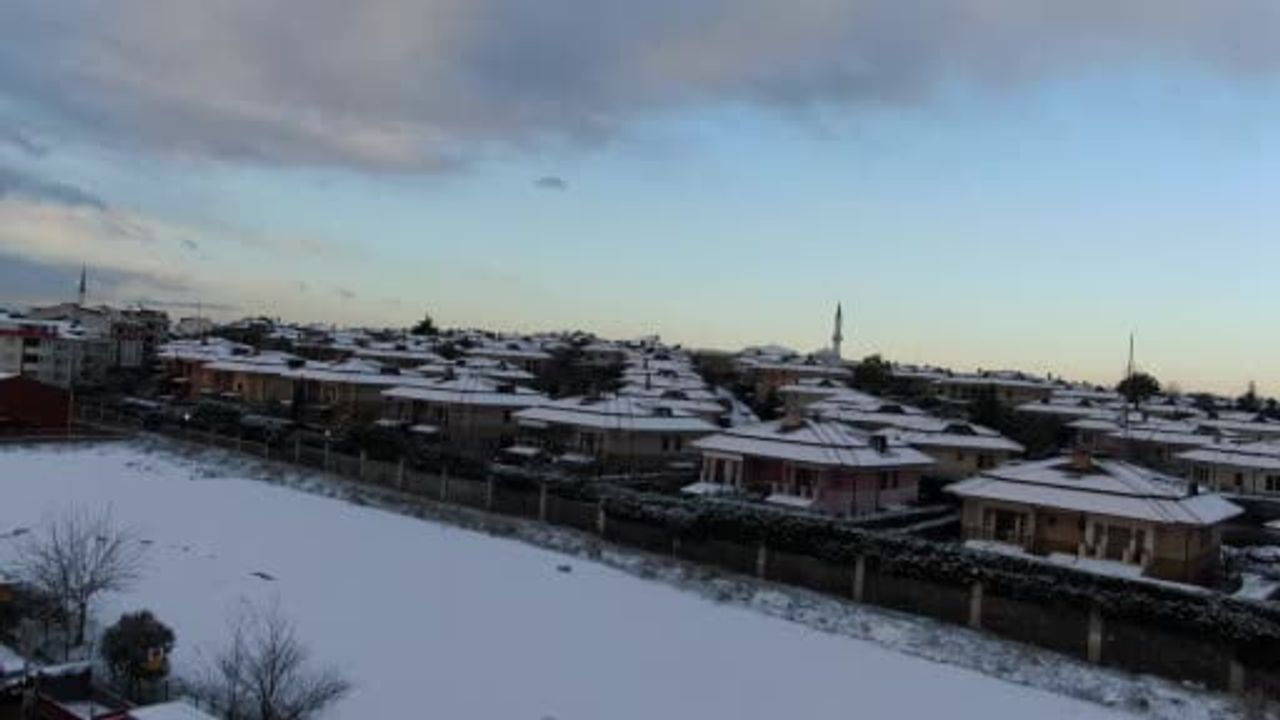 İstanbul’un yüksek kesimleri 2026 yılının ilk gününde karla kaplandı