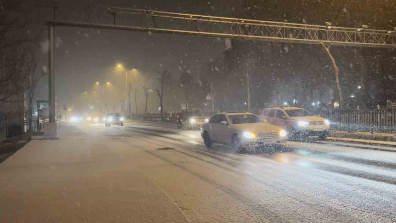 İstanbul yeni yıla karla girdi: Sarıyer'de çatı ve araçlar beyaza büründü