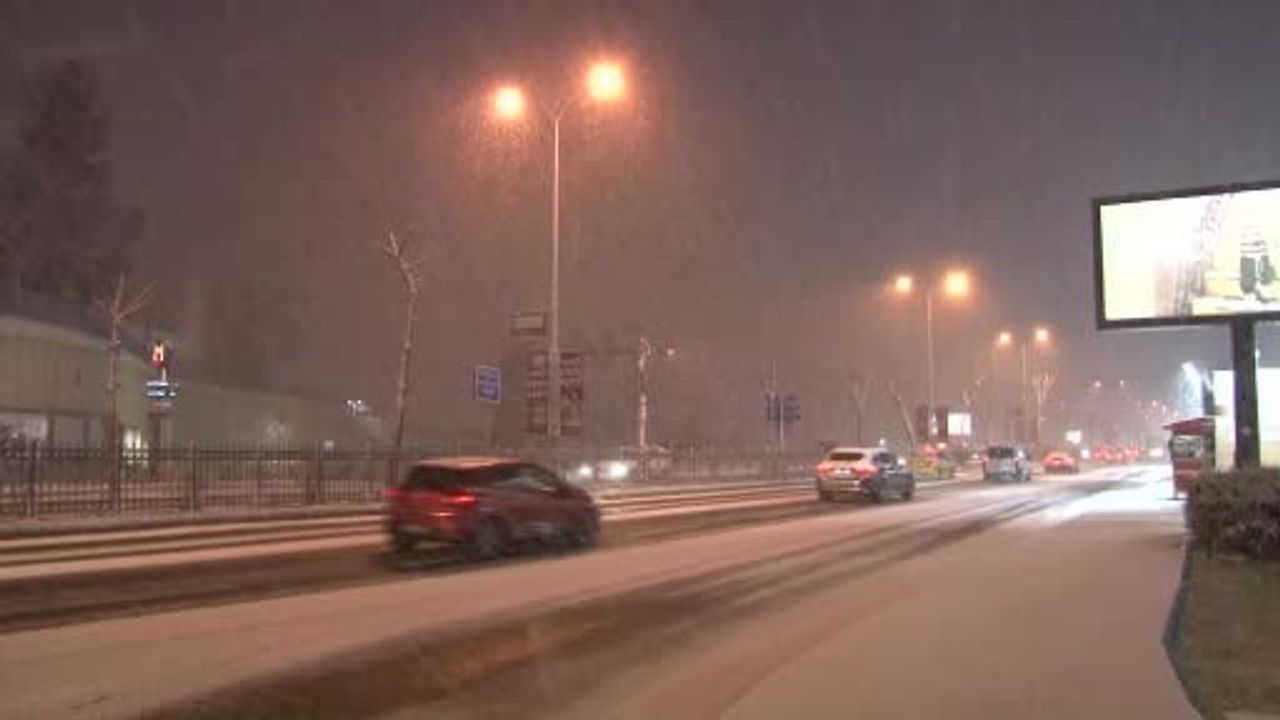 İstanbul yeni yıla karla girdi: Sarıyer'de çatı ve araçlar beyaza büründü