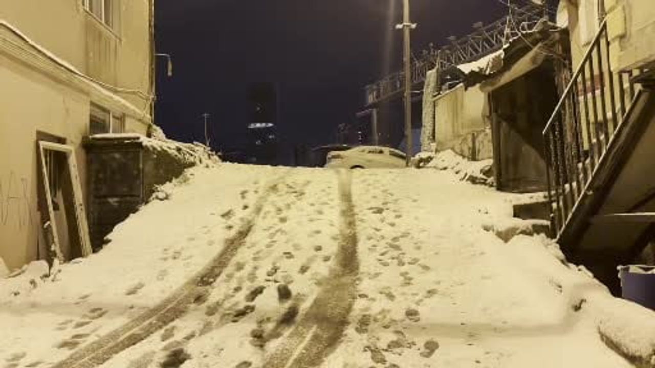 İstanbul yeni yılı karla karşıladı: Sarıyer'de çatılarda ve araçlarda beyaz örtü oluştu