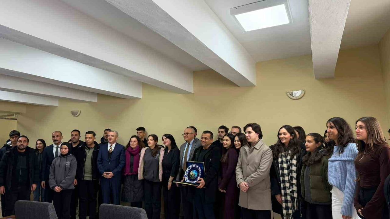 İstanbul Yeni Yüzyıl Üniversitesi öğrencilerinden Lice’de tam donanımlı kütüphane projesi