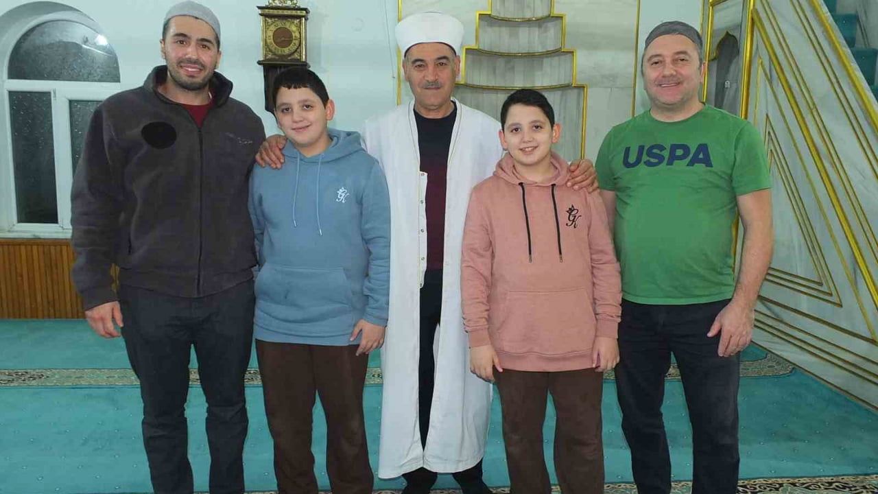 İstanbullu 12 Yaşındaki İkiz Hafızlar Burhaniye Ören Camiinde Müezzinlik Yapıyor