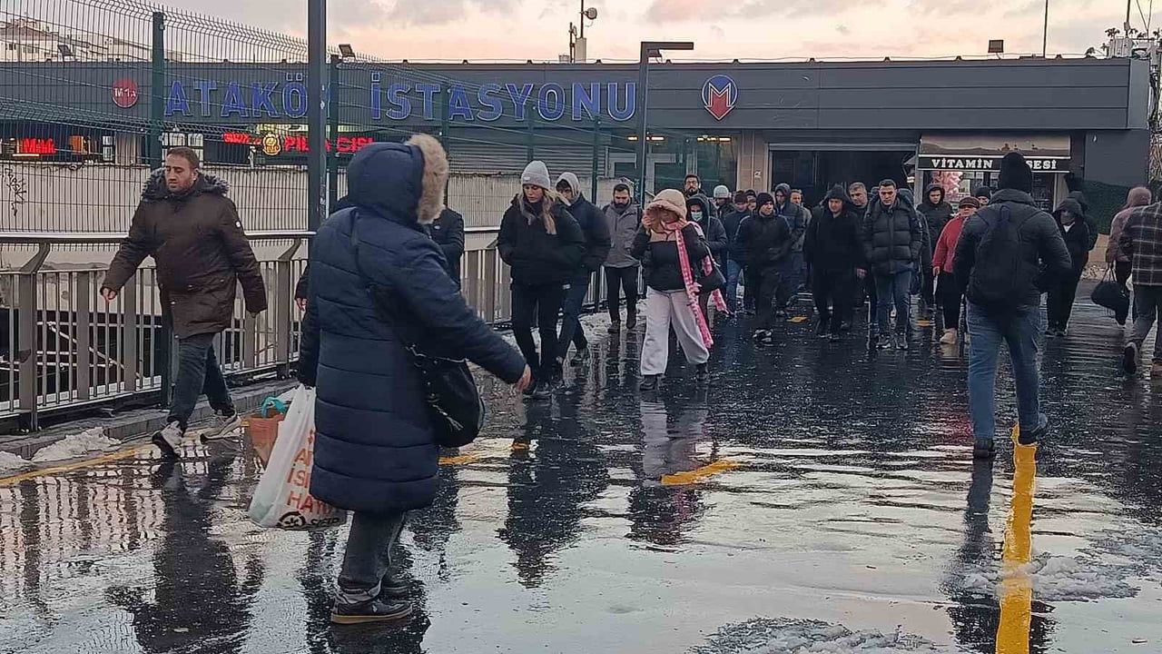 İstanbullular uyarılara uyarak mesai çıkışında metrobüs, metro ve E-5'te yoğunluğu engelledi