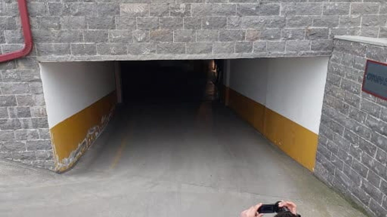 İyidere’de Arkadaşını Bıçaklayarak Öldüren Şüpheli Hopa’da Yakalandı ve Adliyeye Sevk Edildi