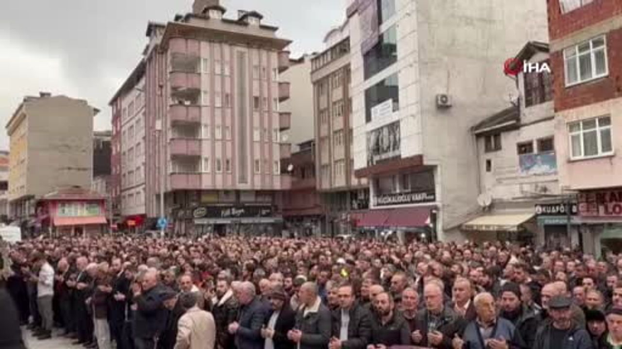 İyidere’de bıçaklanarak öldürülen Sürmene eski başkan yardımcısı Ali Aydın son yolculuğuna uğurlandı