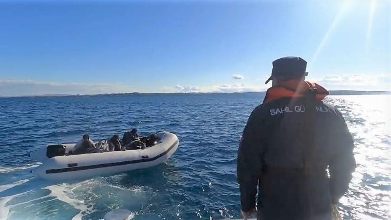İzmir açıklarında iki lastik botta 43 düzensiz göçmen yakalandı