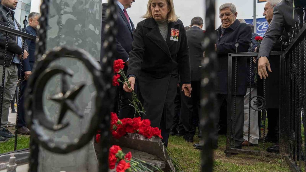İzmir Adliyesi'nde Fethi Sekin ve Musa Çam karanfillerle anıldı