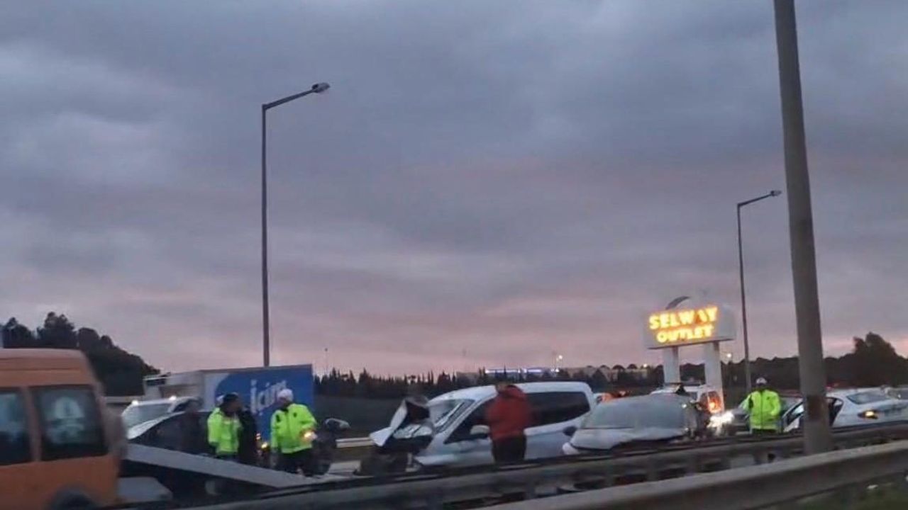 İzmir Balçova'da zincirleme trafik kazası: 8 araç, 7 yaralı