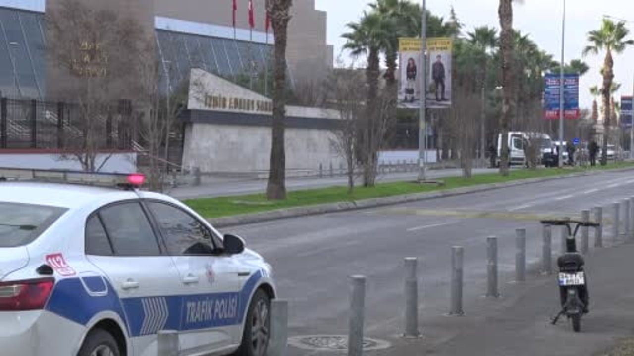 İzmir Bayraklı Adliyesi önünde şüpheli paket alarmı