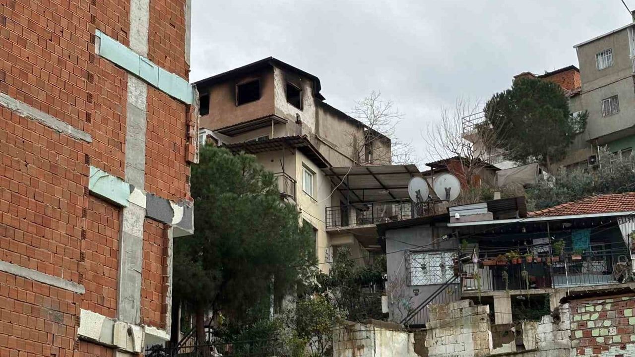 İzmir Bayraklı'da 3 katlı binanın çatı katında yangın söndürüldü