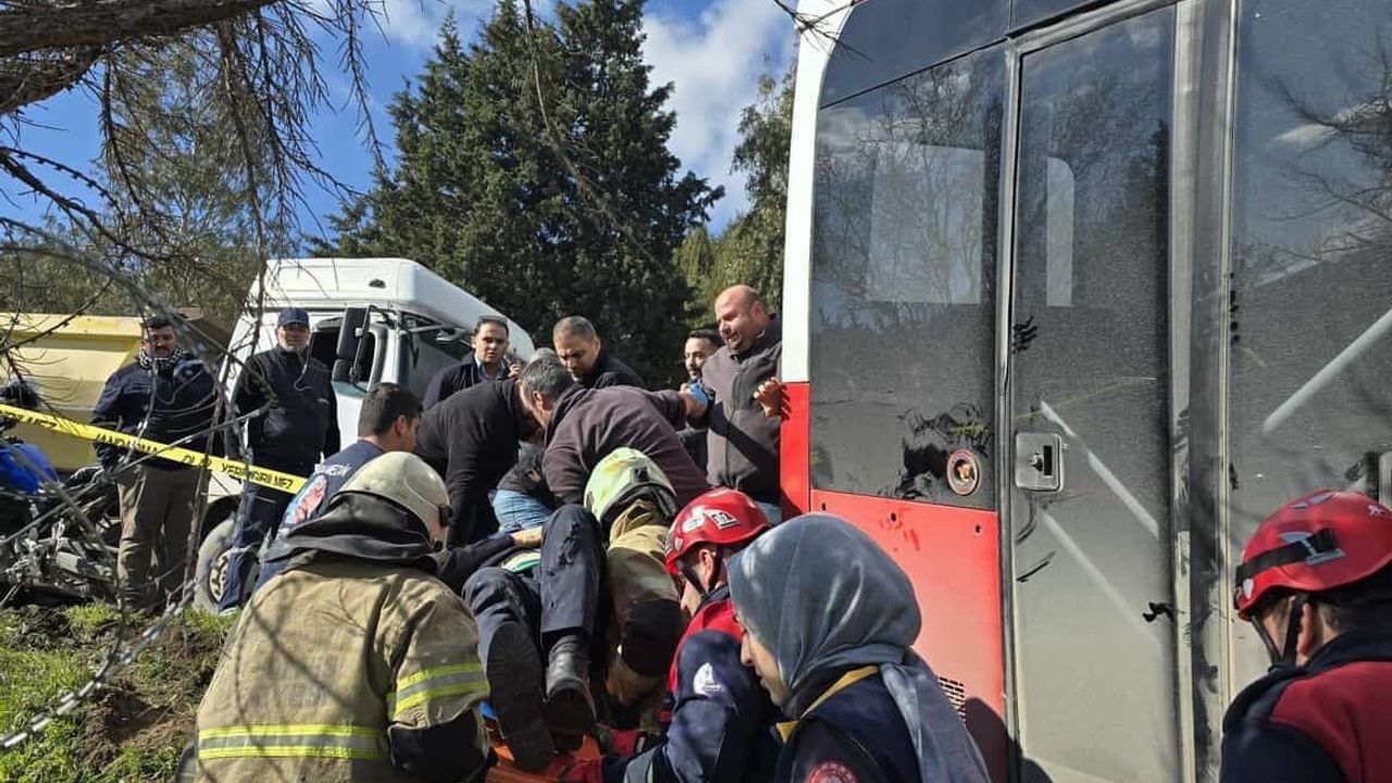 İzmir Bornova'da belediye otobüsü ile panelvan çarpıştı: 1 ölü, 8 yaralı