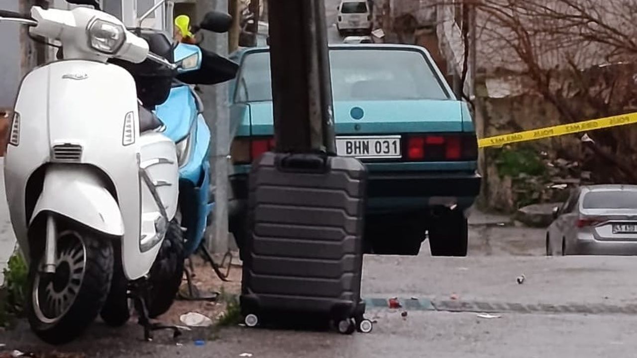 İzmir Buca'da eczane önünde şüpheli valiz fünye ile patlatıldı; içi boş çıktı