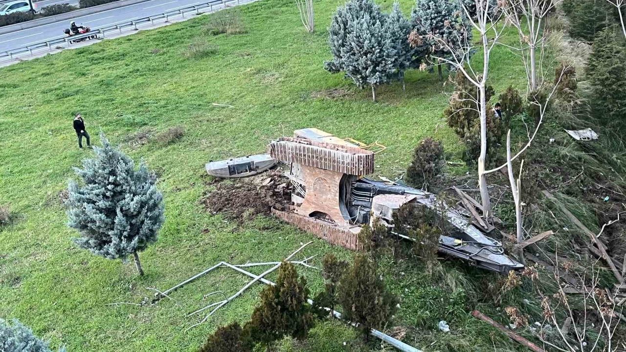 İzmir Buca'da freni boşalan kamyon otomobile çarptı: 3 yaralı, 2'si ağır