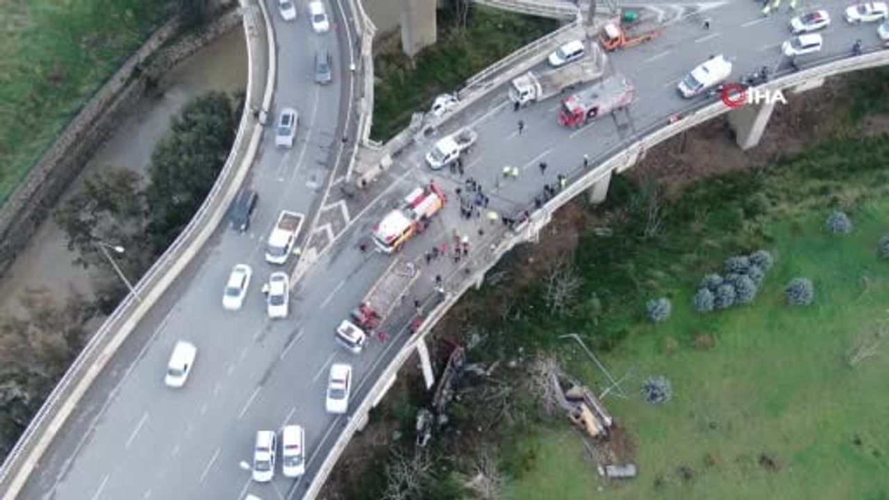İzmir Buca'da frenleri boşalan kamyon kaza yaptı: 3 yaralı, iş makinesi köprüden düştü