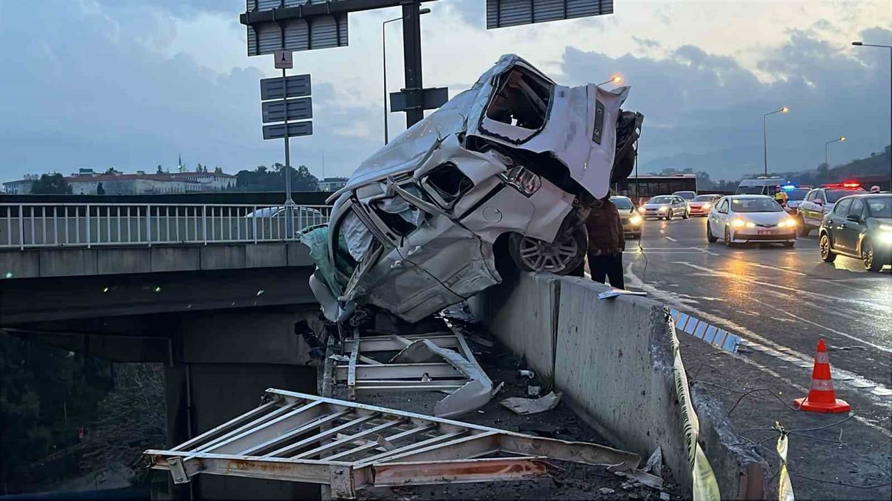 İzmir Buca'da frenleri boşalan kamyon otomobile çarptı: 3 yaralı