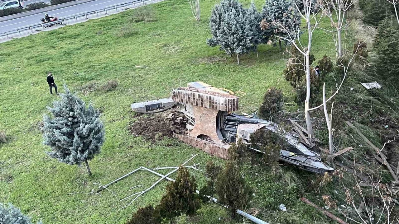 İzmir Buca'da Homeros Bulvarı'nda çekici viyadükten düştü; 1'i ağır 3 yaralı