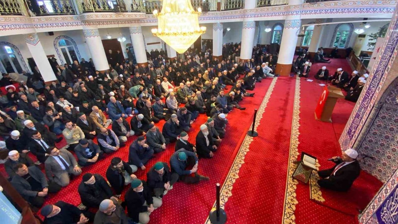 İzmir'de 1001 Hatim Geleneği İzzet Erişen Camii'nde Tamamlandı