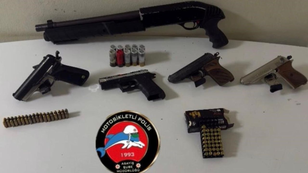 İzmir'de 27 Aralık-2 Ocak Denetimleri: 69 Aranan Şahıs Yakalandı, Çok Sayıda Silah ve Uyuşturucu Ele Geçirildi