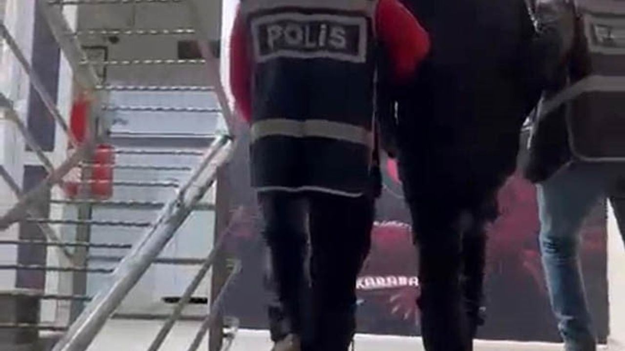 İzmir'de 31 yıl hapis cezası bulunan hükümlü hurda aracın bagajında yakalandı