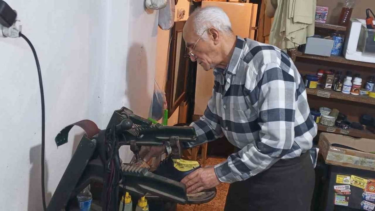 İzmir'de 60 yıllık ayakkabı ustası Harun Yüksektepe, el emeğiyle zanaatı sürdürüyor