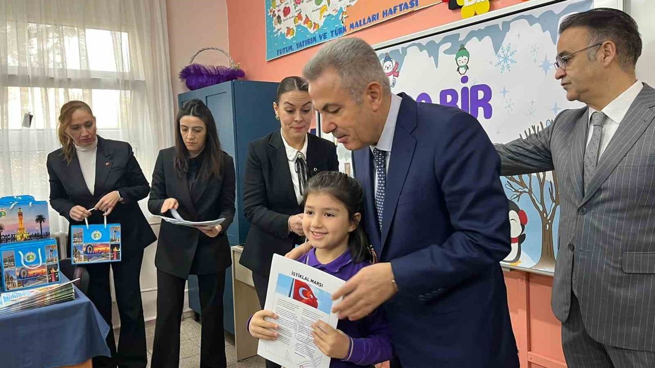 İzmir'de 721 bin 862 öğrenci karnelerini alıp yarıyıl tatiline girdi